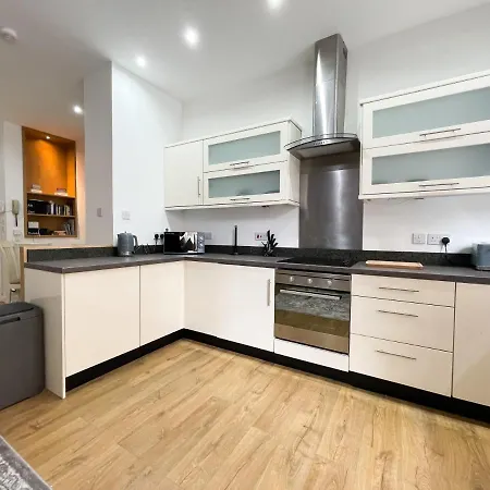 Exquisite 2br Flat Near Train Station