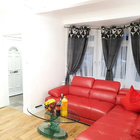 Comfortable And Modern 3 Bedroom Mid Terraced Daire
