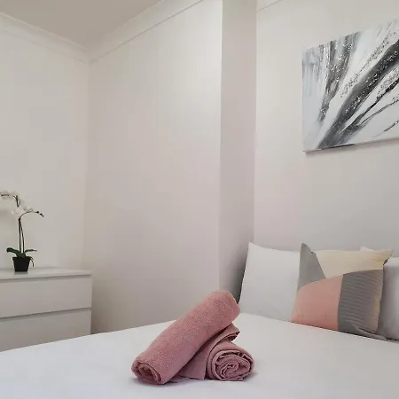 Comfortable And Modern 3 Bedroom Mid Terraced Daire *