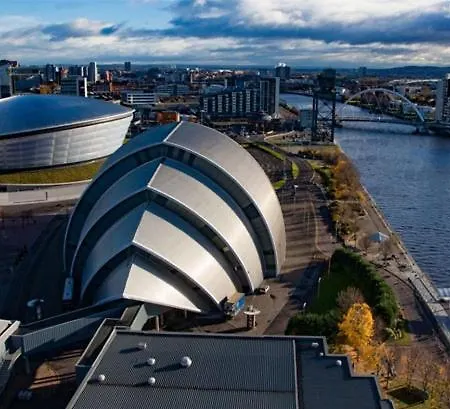 Сasa de vacaciones Glasgow City Central Executive Triplex House, 3 Bedroom 3 Bathrooms 1 Living Room Kitchen - Huge Terrace For Master Bedroom - Private E Parking Lez Congestion Zone Free - Garden - 5 Mins Drive To City Centre Central Station *