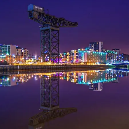 Glasgow City Central Executive Triplex House, 3 Bedroom 3 Bathrooms 1 Living Room Kitchen - Huge Terrace For Master Bedroom - Private E Parking Lez Congestion Zone Free - Garden - 5 Mins Drive To City Centre Central Station