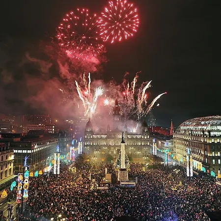 Glasgow City Central Executive Triplex House, 3 Bedroom 3 Bathrooms 1 Living Room Kitchen - Huge Terrace For Master Bedroom - Private E Parking Lez Congestion Zone Free - Garden - 5 Mins Drive To City Centre Central Station Сasa de vacaciones