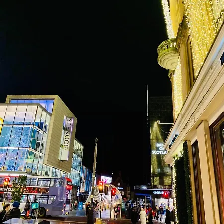 Glasgow City Central Executive Triplex House, 3 Bedroom 3 Bathrooms 1 Living Room Kitchen - Huge Terrace For Master Bedroom - Private E Parking Lez Congestion Zone Free - Garden - 5 Mins Drive To City Centre Central Station Сasa de vacaciones *