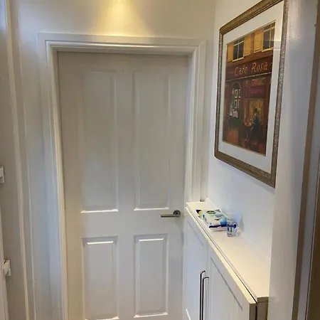 Cheerful One Bedroom With Parking Space. Ferienhaus Glasgow