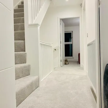 Glasgow City Central Executive Triplex House, 3 Bedroom 3 Bathrooms 1 Living Room Kitchen - Huge Terrace For Master Bedroom - Private E Parking Lez Congestion Zone Free - Garden - 5 Mins Drive To City Centre Central Station Сasa de vacaciones *