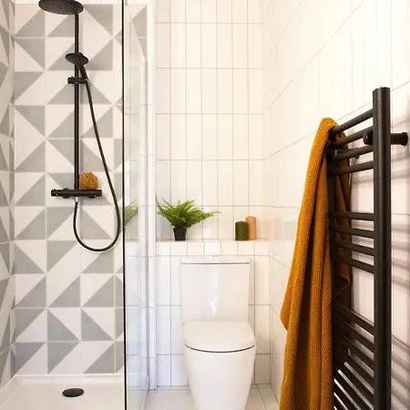 Stylish 2 Bedroom With Office, Near Sec & Hydro Apartment *