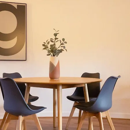 Apartment Stylish 2 Bedroom With Office, Near Sec & Hydro *