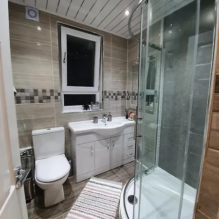 Comfortable And Modern 3 Bedroom Mid Terraced * Glasgow