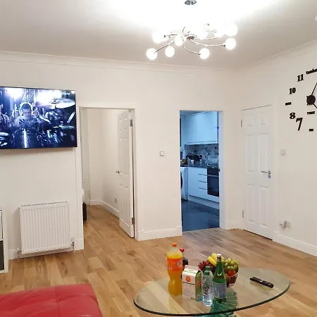 Comfortable And Modern 3 Bedroom Mid Terraced *