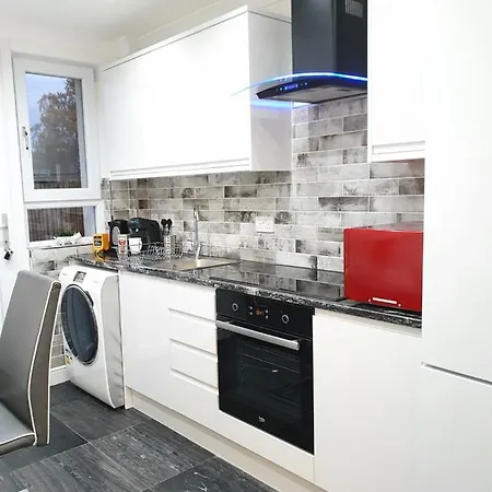Comfortable And Modern 3 Bedroom Mid Terraced