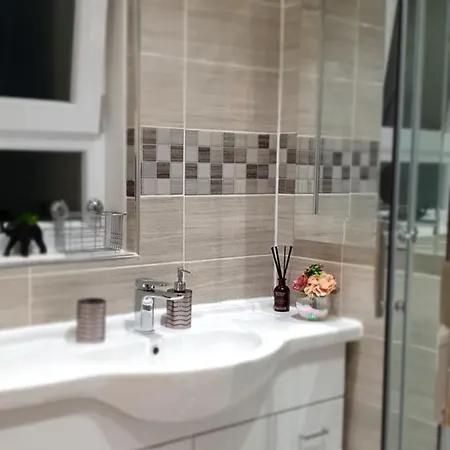 Comfortable And Modern 3 Bedroom Mid Terraced Glasgow