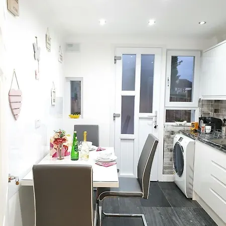 Comfortable And Modern 3 Bedroom Mid Terraced *