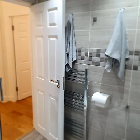 Comfortable And Modern 3 Bedroom Mid Terraced * Glasgow