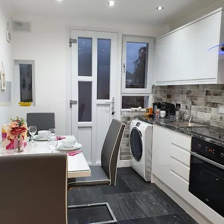 Comfortable And Modern 3 Bedroom Mid Terraced Glasgow