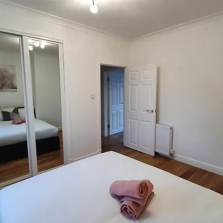 Comfortable And Modern 3 Bedroom Mid Terraced Daire *