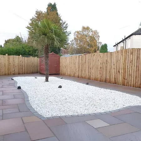 Comfortable And Modern 3 Bedroom Mid Terraced Glasgow