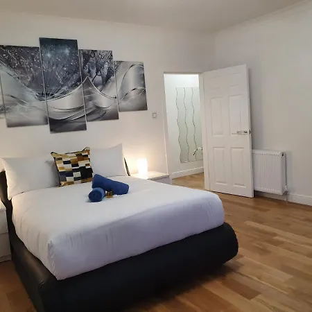 Comfortable And Modern 3 Bedroom Mid Terraced Apartament *