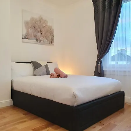 Comfortable And Modern 3 Bedroom Mid Terraced Daire Glasgow