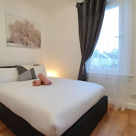 Comfortable And Modern 3 Bedroom Mid Terraced * Glasgow