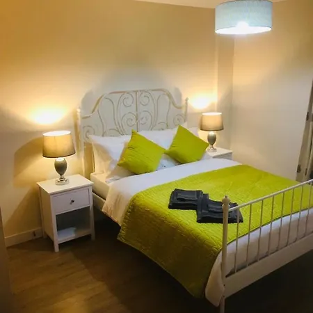 Ochiltree Apartment *