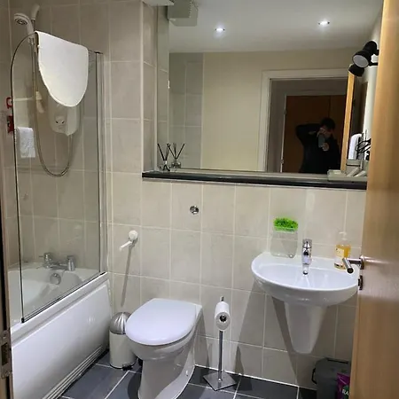 Centre 2 Bedroom Apartment, Secure Parking. غلاسغو