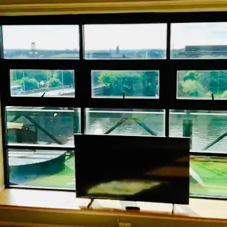 Centre G1 Penthouse With Riverviews - Duplex - 4 Bedrooms, 3 Bathrooms, Kitchen, 1 Living Room, 1 Dining Room, 2 Terraces, Parking, Floor, 2050 Sq Ft, Merchant * 格拉斯哥