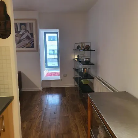 Modern Apt @tramway Theatre Apartment