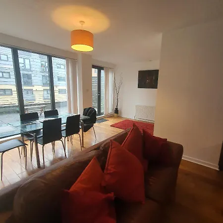 Modern Apt @tramway Theatre Glasgow