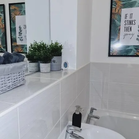 Apartment Stylish 2 Bedroom / Free Gated Parking *