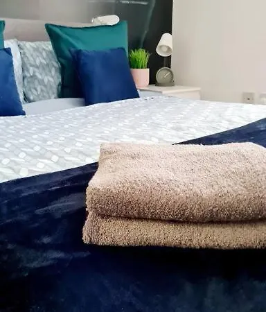 Apartment Stylish 2 Bedroom / Free Gated Parking *
