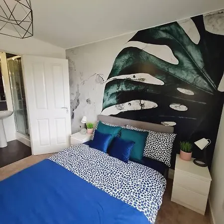 Stylish 2 Bedroom / Free Gated Parking Lejlighed