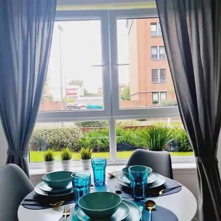 Stylish 2 Bedroom / Free Gated Parking Lejlighed