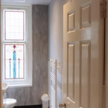 Bright Modern 2-bed Serviced In Heart Of West End Sse Hydro Botanic Gardens 公寓 *