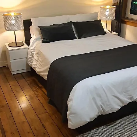 Large 3 Bed West End Free Parking & Electric Vehicle Point