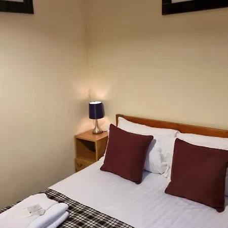 The Hampton Court 3*