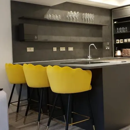 Сasa de vacaciones Glasgow City Central Executive Triplex House, 3 Bedroom 3 Bathrooms 1 Living Room Kitchen - Huge Terrace For Master Bedroom - Private E Parking Lez Congestion Zone Free - Garden - 5 Mins Drive To City Centre Central Station *