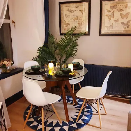 Cosy 3 Bedroom Flat In Centre *