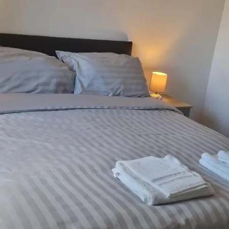 Appartamento Lovely 2-bedroom Flat With Free Parking *