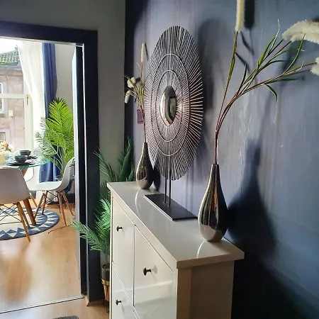 Cosy 3 Bedroom Flat In Centre דירה *