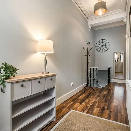 Renfrew 4-bed Flat * 글라스고