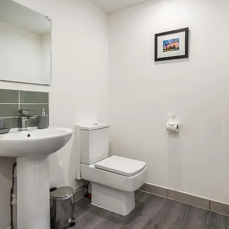 Renfrew 4-bed Flat 글라스고