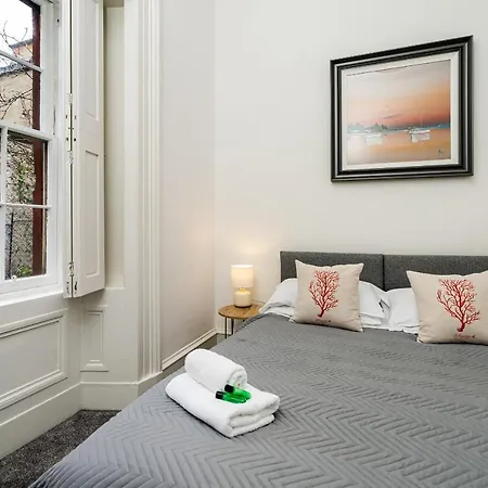 Renfrew 4-bed Flat * 글라스고