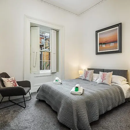 Renfrew 4-bed Flat 펜션 글라스고