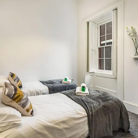 Renfrew 4-bed Flat 글라스고