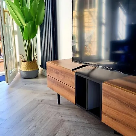 Daire Beautiful 2bed House With Garden, Walking Distance To Town - Free Parking