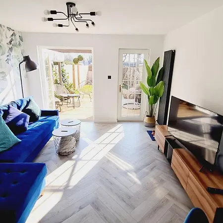 Beautiful 2bed House With Garden, Walking Distance To Town - Free Parking *