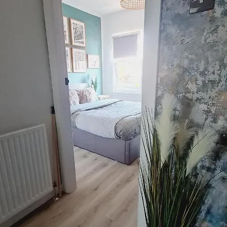 Beautiful 2bed House With Garden, Walking Distance To Town - Free Parking