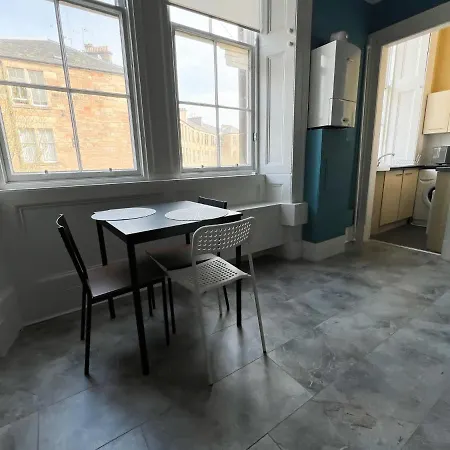 West End Studio Apartment *