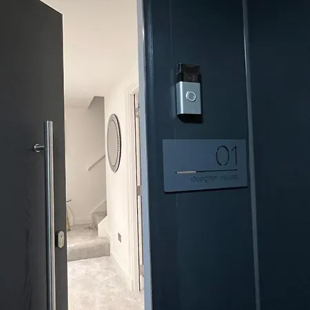 Designer House - Of / 'hillhead' West End G12 - Luxurious & Contemporary Detached House / Terrace / Garden / 'electric Car Charging' Garage Parking * غلاسغو