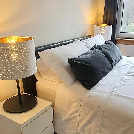 Large 3 Bed West End Free Parking & Electric Vehicle Point Appartement